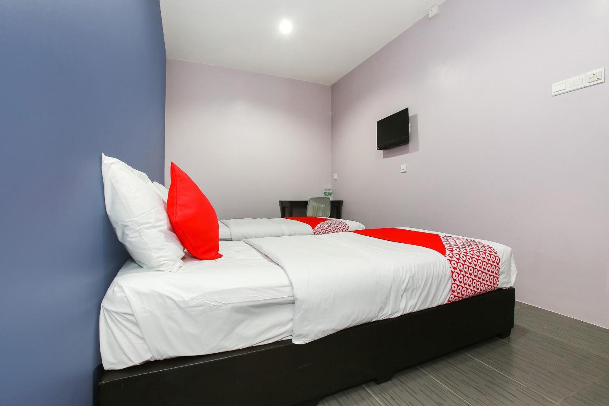Oyo 89332 De Hotel Teluk Intan Eksteriør billede