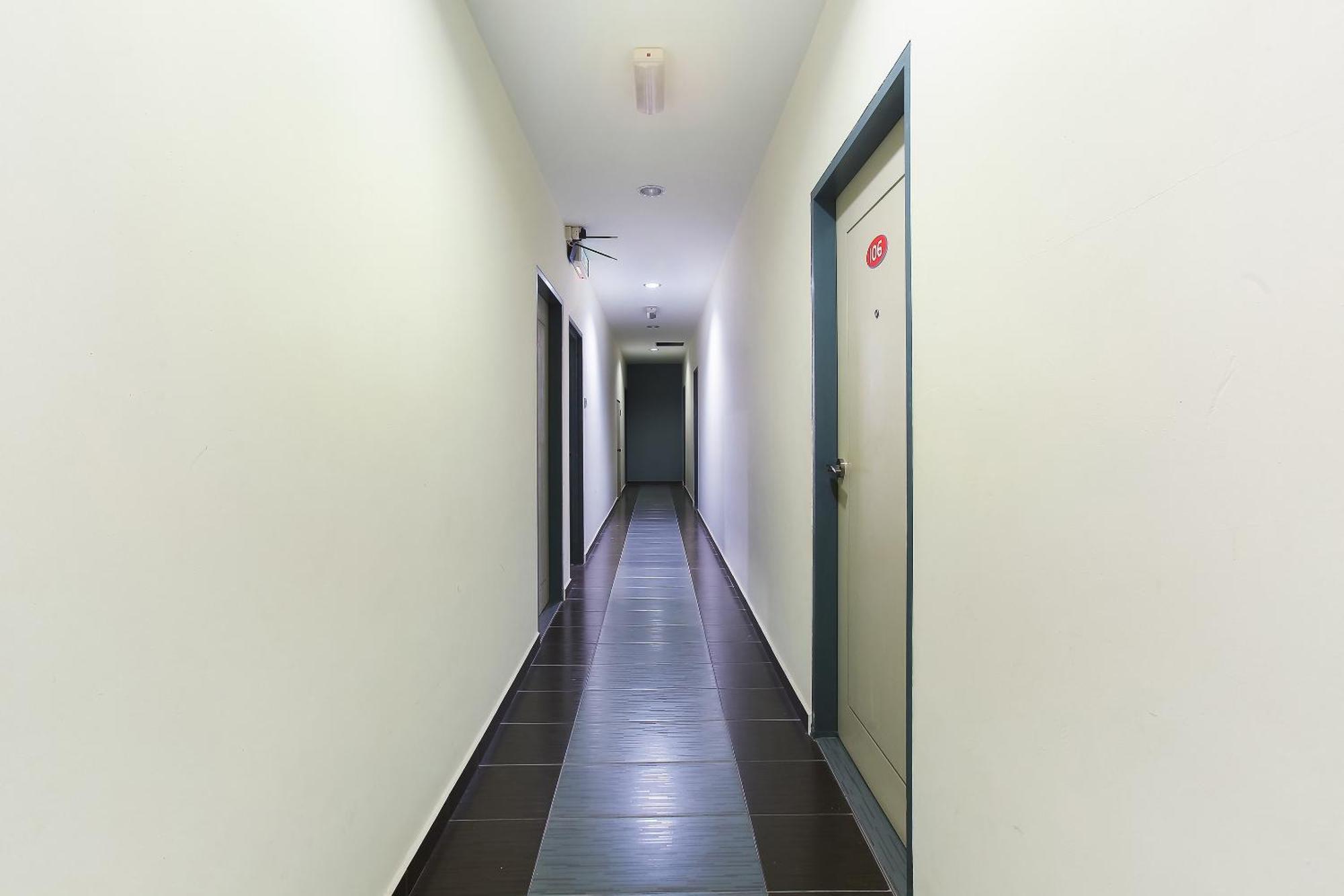 Oyo 89332 De Hotel Teluk Intan Eksteriør billede